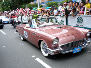 Décimo cuarto desfile de autos antiguos y clásicos de Medellín